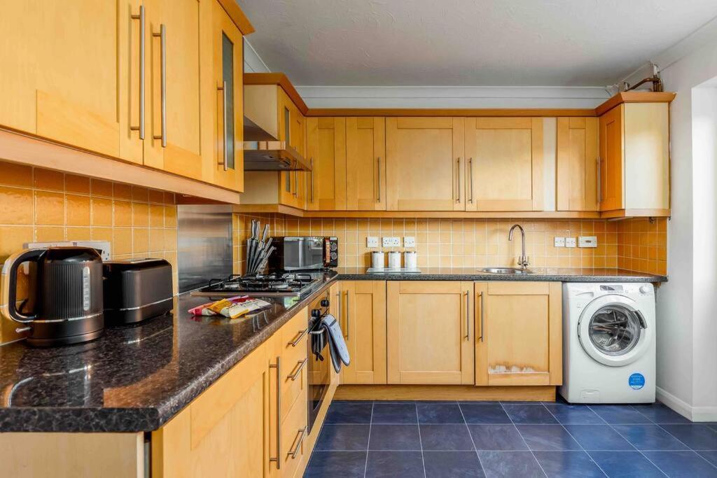2 Bedroom House-Driveway - Bournemouth Hospital - Long Stay Discounts - Lima Apartments Ltd Exterior foto